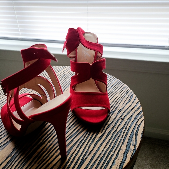 DL Shiloh Red Suede Heels - Picture 5 of 12
